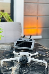 Drone Compact Et Contrôleur Sur Table En Marbre